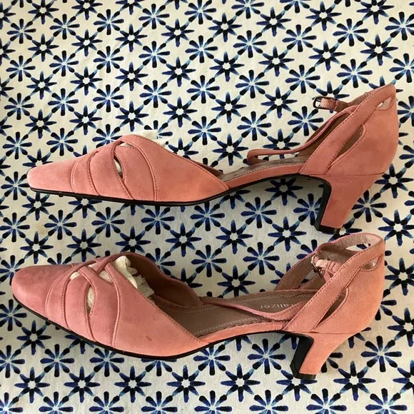 🆕 Naturalizer Pink Suede Leather Size 9M Pink Peekaboo Kitten Heels